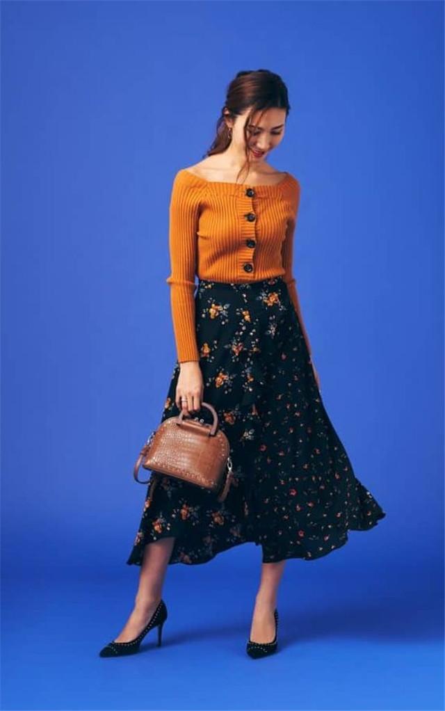 有这样一条印花裙,够时髦,这样穿,高级气质又有女人味!