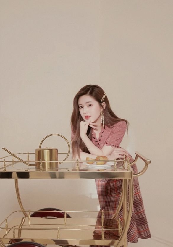 赵露思为了证明腿细,穿开叉裙还跷二郎腿,谁知秀出的腿比电棍细