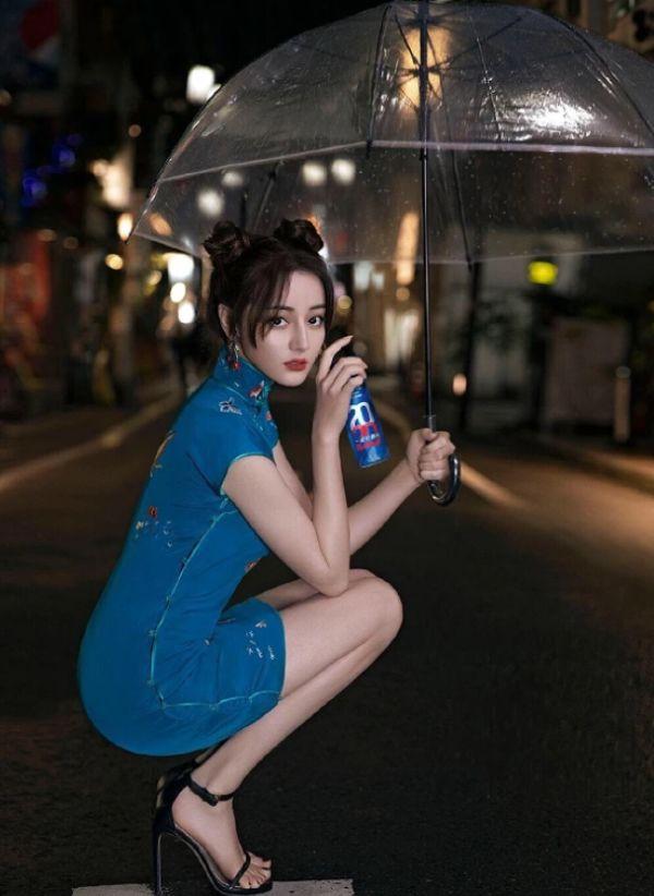 女明星为蹲下拍照太拼了,郑爽踩的是恨天高,看到热巴才知有多狠