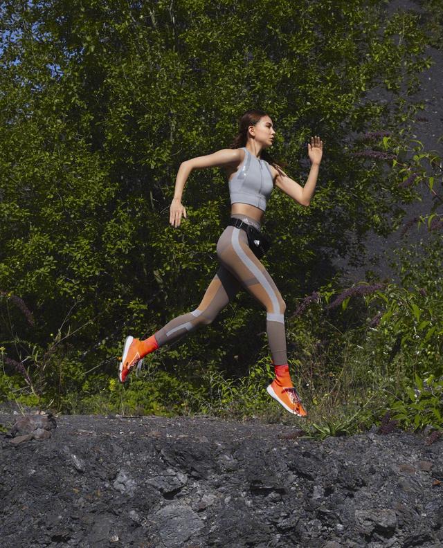 昆凌紧身运动装出镜身材纤细线条紧实小蛮腰和大长腿一样不少