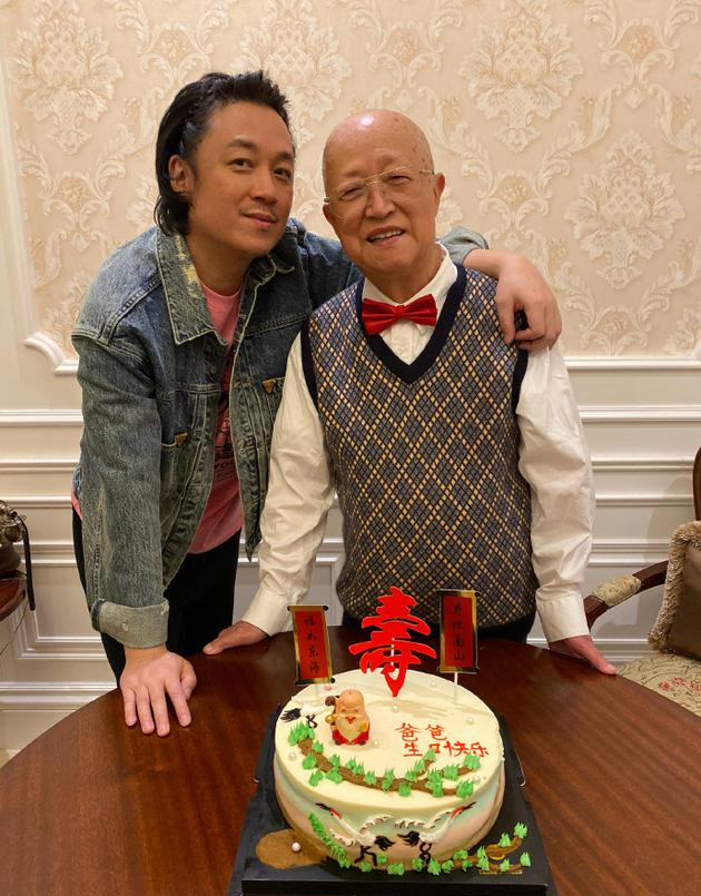 潘粤明为父亲庆生,手搭父亲肩膀画面温馨暖人!
