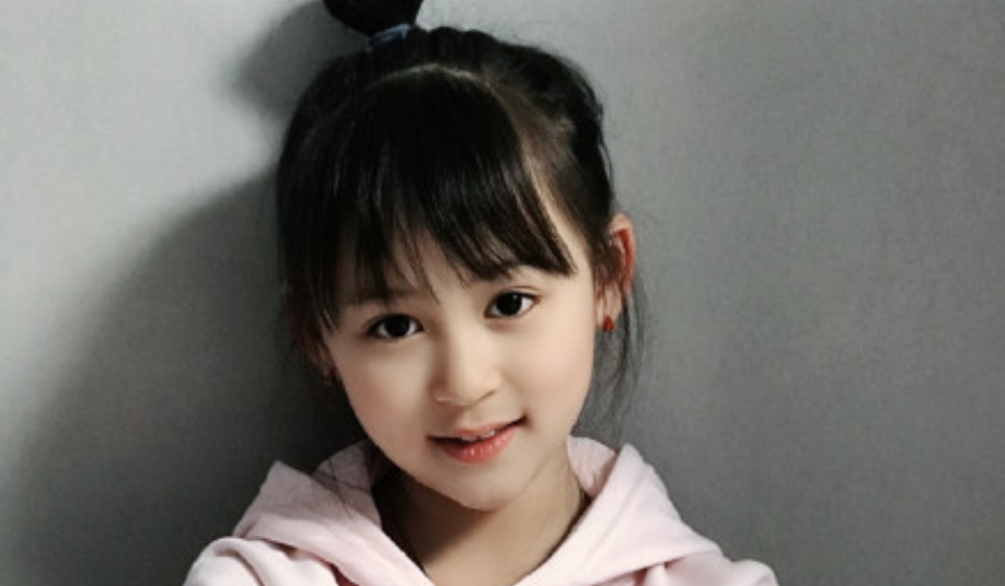 《清平乐》里和王凯搭戏,戏外为朱一龙唱应援曲,小徽柔可爱出圈