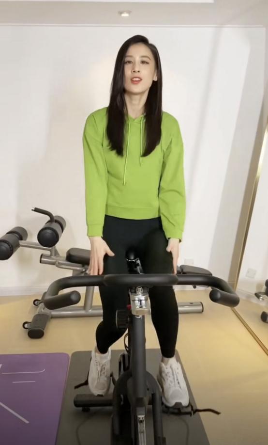 搭配着连帽卫衣,黄圣依下身用的是运动的健美裤来装饰自己,同时裤装还