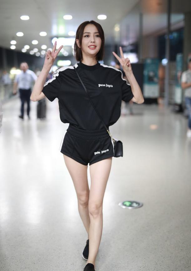 佟丽娅模样真乖巧穿短裤上衣也要掖起来肤色白净招人喜欢