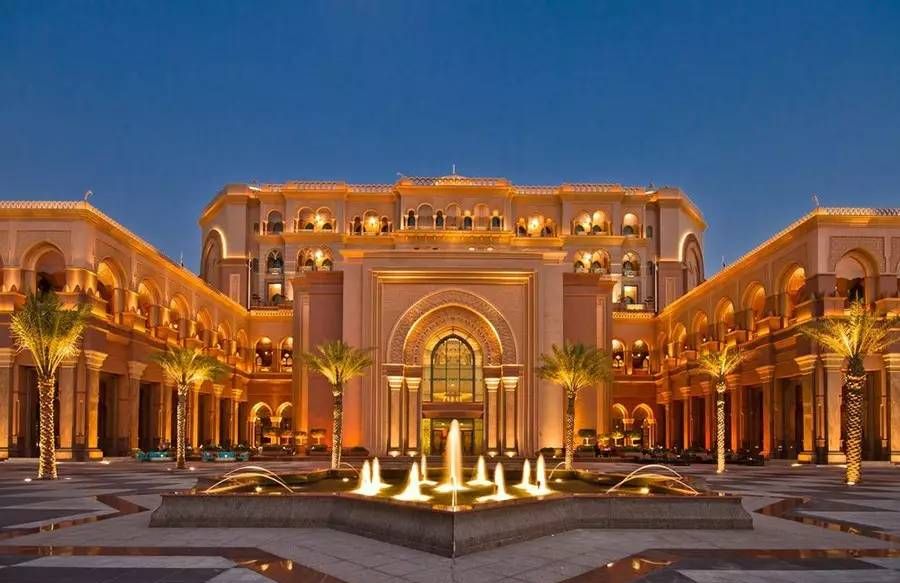 世界上最豪华的八星级酒店:用40吨黄金打造,皇帝般的待遇