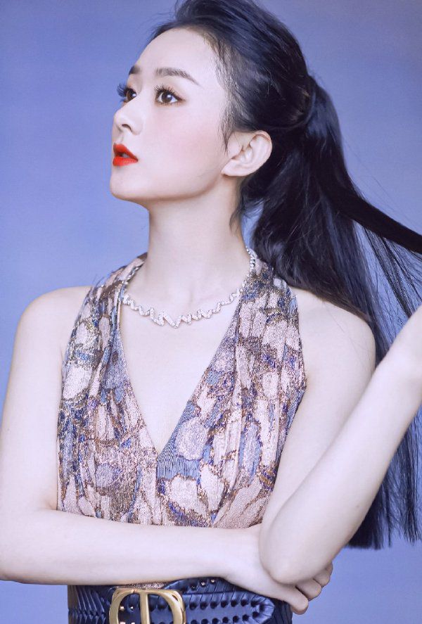 搭配这条深v连衣裙,气场绝佳|赵丽颖|礼服|马尾_新浪新闻