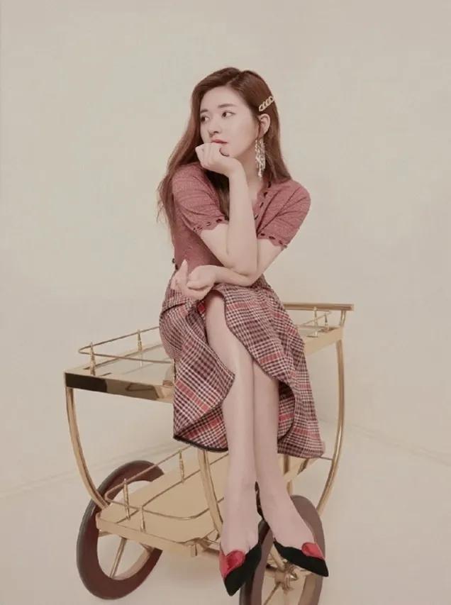 赵露思为了证明腿细,穿开叉裙还跷二郎腿,谁知秀出的腿比电棍细