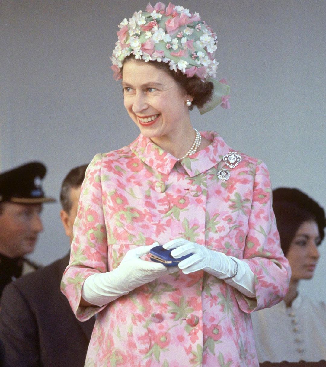 英国女王也曾是娘子军!穿军装配大红唇气质大变样,太帅酷