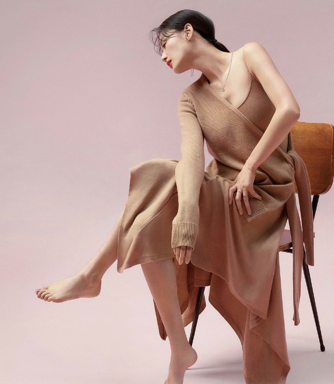 全智贤真是美到骨子里了!背心搭配黑色高腰裤随性舒适,慵懒自然