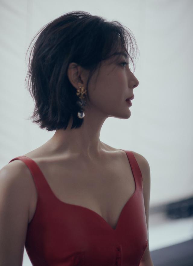 陈数都43岁了,可穿上红色鱼尾皮裙,凹凸感不输18岁少女