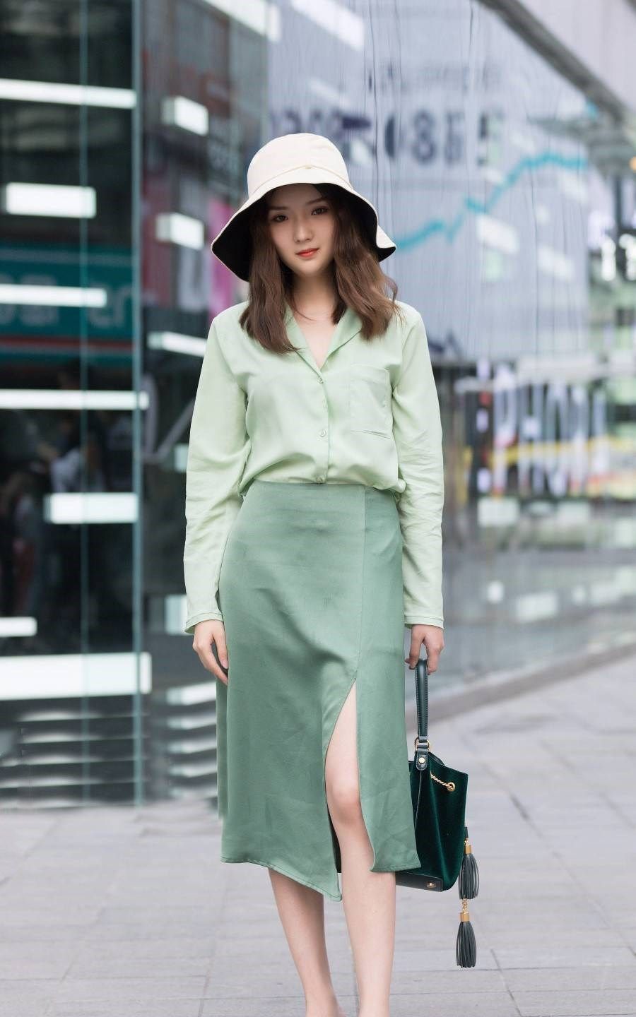衬衫配开叉半身裙,尽显高贵姿态,满满的风情太迷人