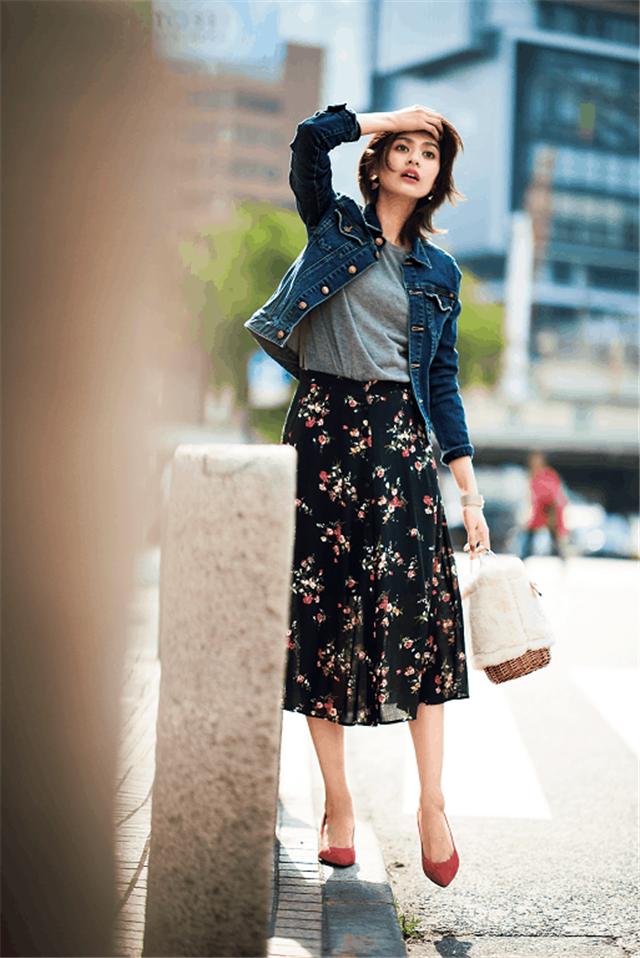 有这样一条印花裙,够时髦,这样穿,高级气质又有女人味!