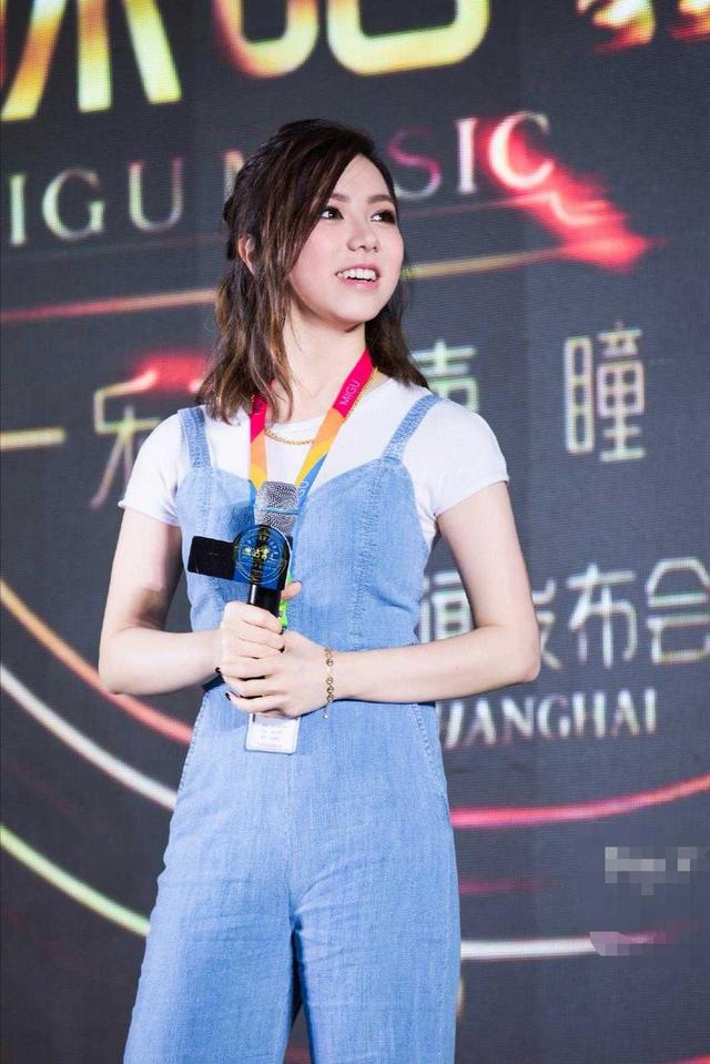 邓紫棋才是"小个子超模",白t恤配牛仔连体裤,以为她有170高