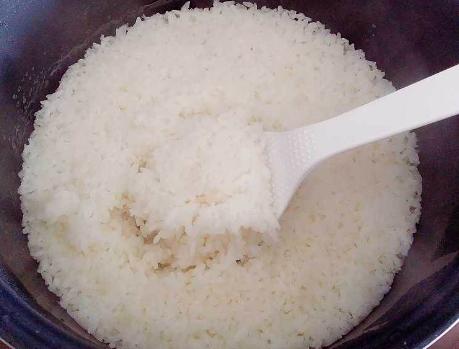 焖米饭时,别直接放水就煮,谨记3点技巧,米饭粒粒分明,还香软