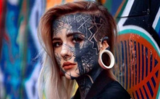 女孩致敬父亲将纹身"穿在身上",占据全身90%连右脸都不放过