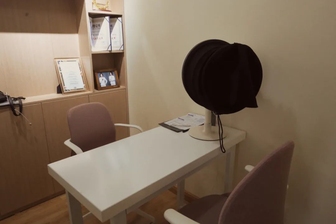 出了问诊室也就是整个等候休闲区 这是一家不论整体环境还是细节 都