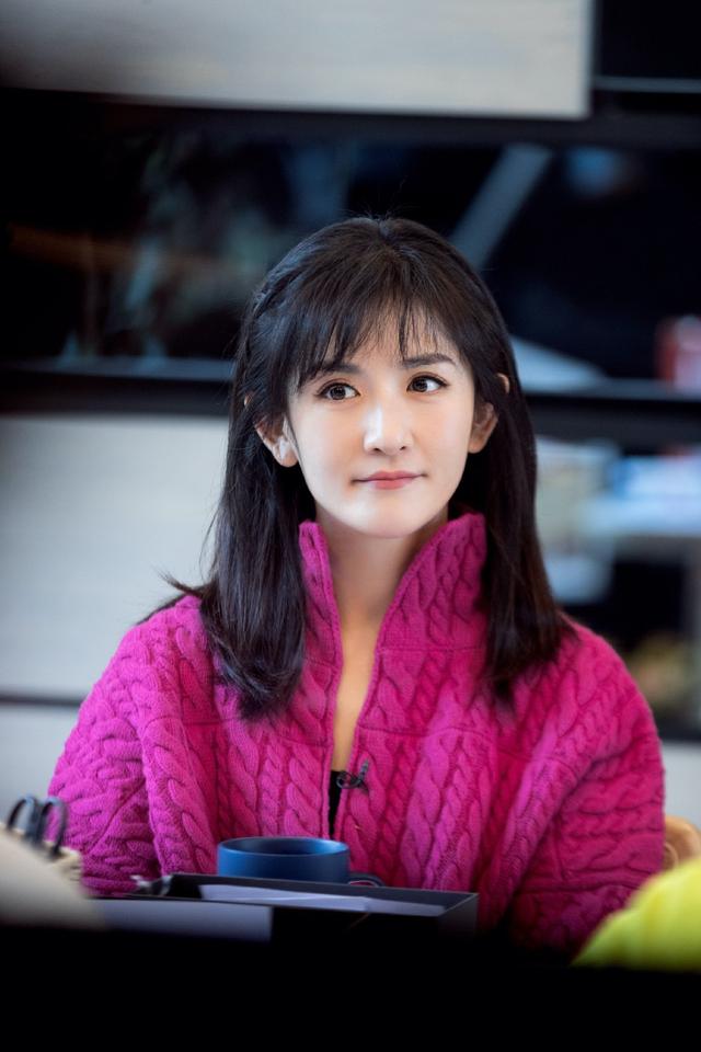 谢娜这颜值不像生过孩子的人,穿玫红v领针织衫,配齐刘海太甜了