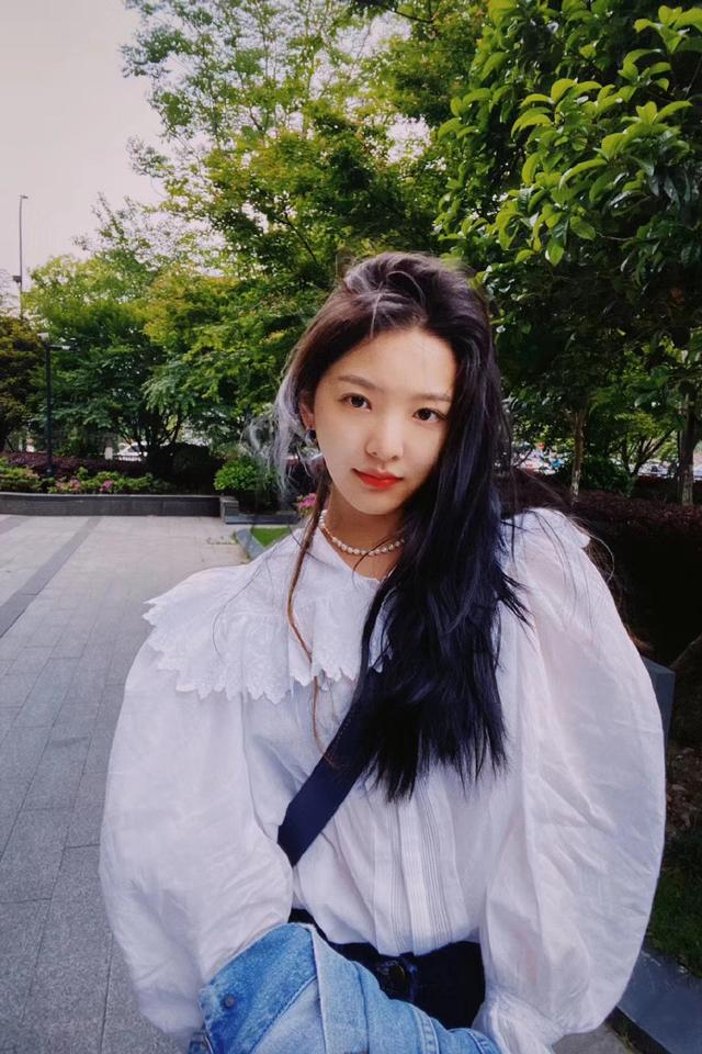 章若楠不愧是"氧气少女",穿白色衬衫配凌乱长发,依旧甜美活力