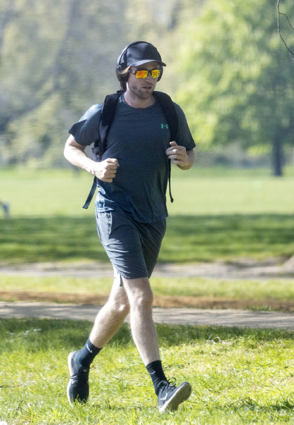 34岁罗伯特·帕丁森街头晨跑,10个月锻炼出了170斤肌肉身材