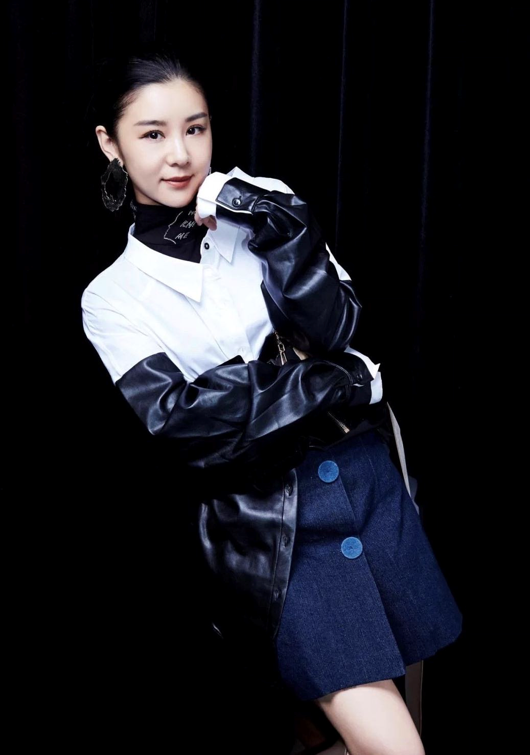 李小萌一改往日温婉形象,拼接皮衣配半身裙个性酷炫,抢眼又时髦