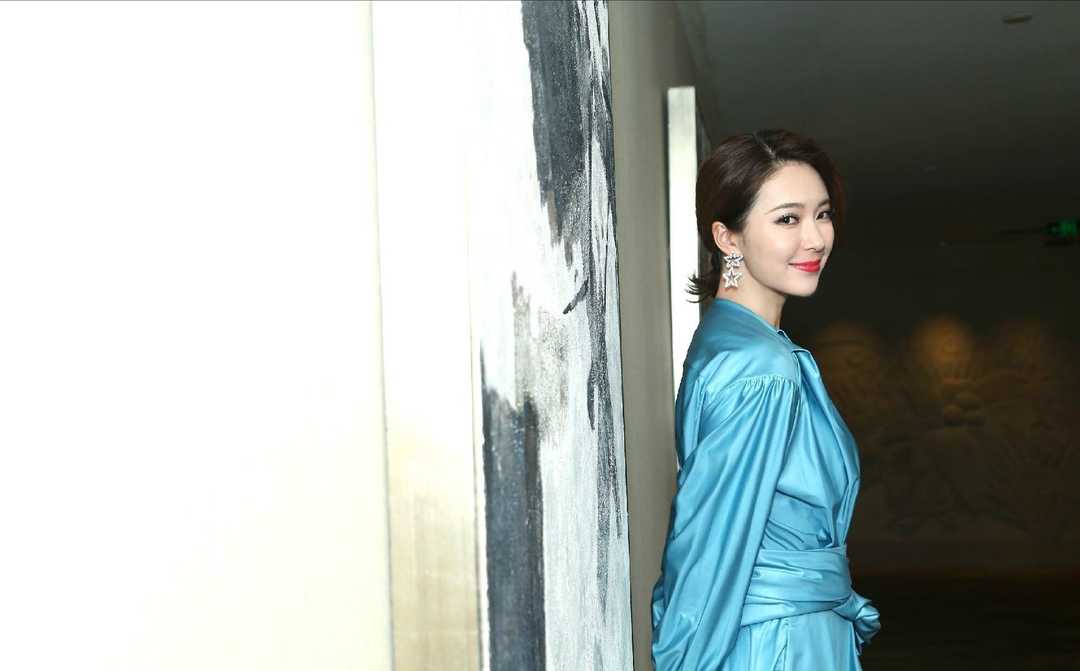 胡然越来越会穿了!一袭蓝色深v缎面连衣裙高级精致,成熟性感