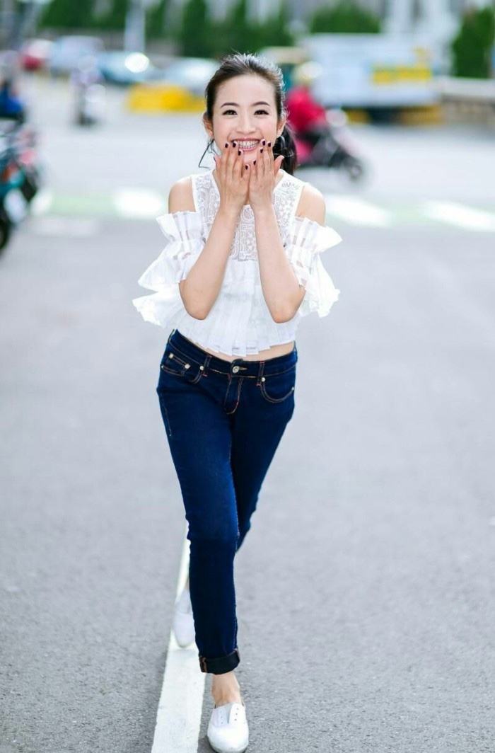 林依晨出门遛狗被拍,打扮的很普通,穿白t恤搭条紧身牛仔裤!