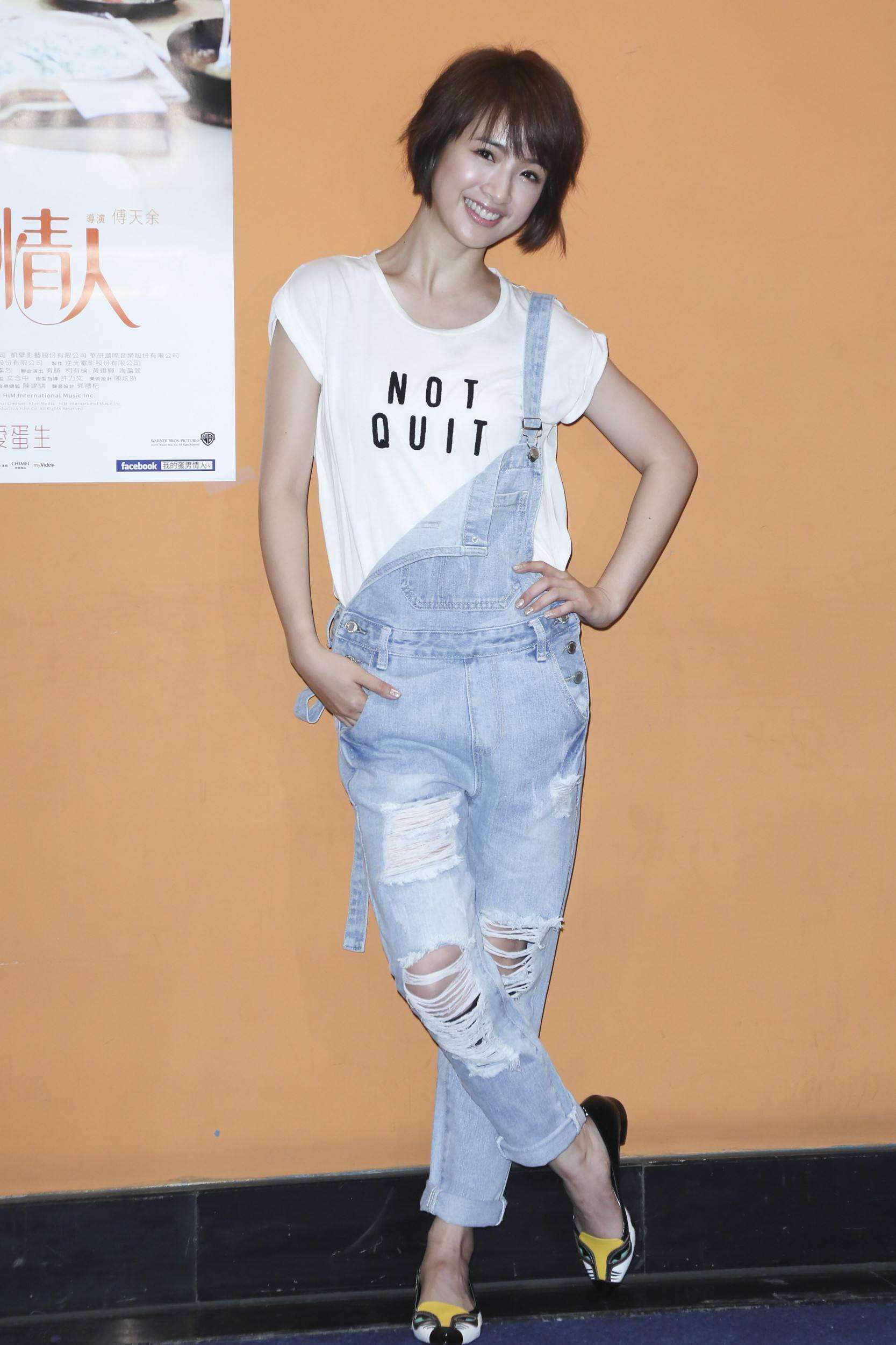 林依晨出门遛狗被拍,打扮的很普通,穿白t恤搭条紧身牛仔裤!