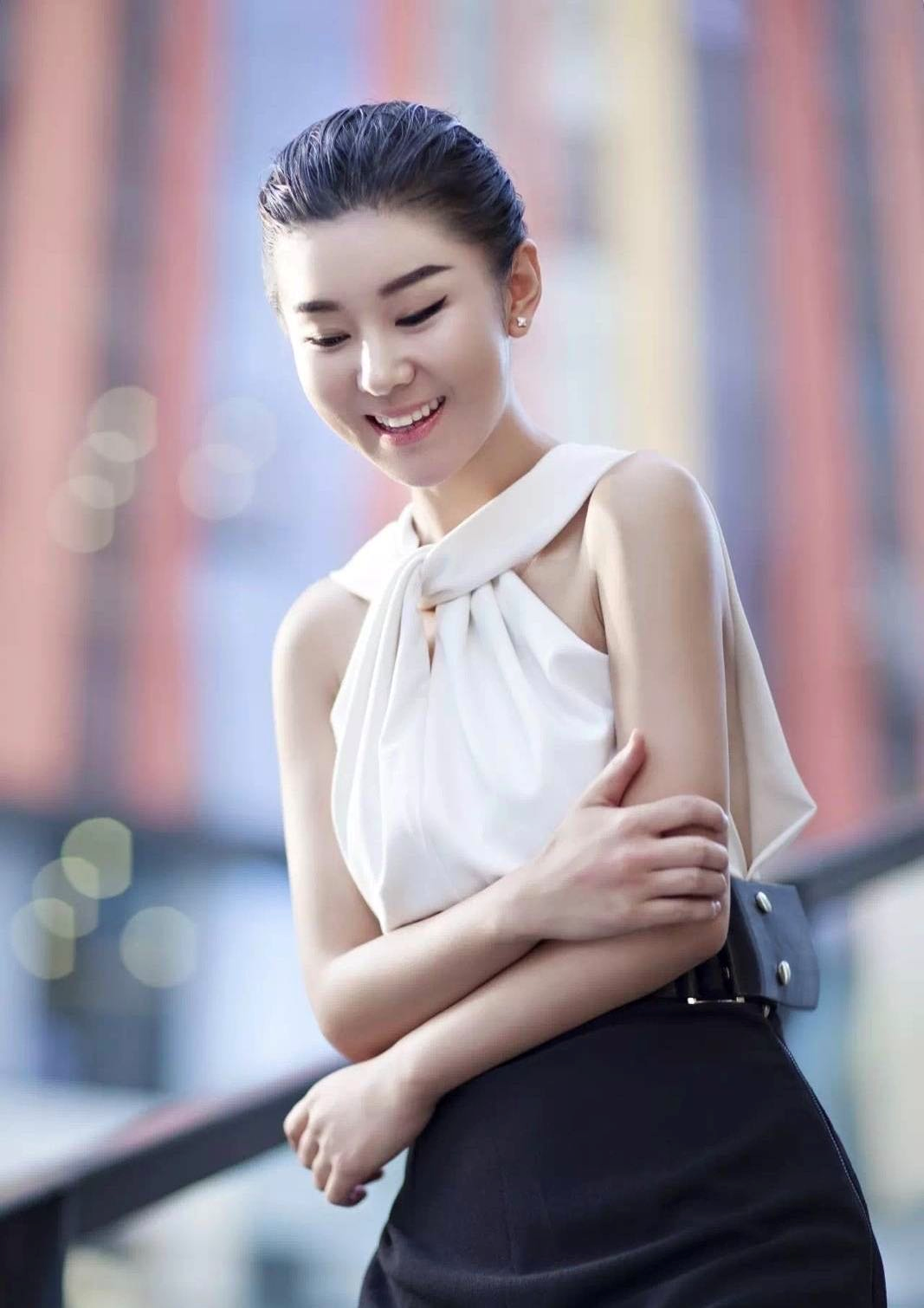 李小萌一改往日温婉形象,拼接皮衣配半身裙个性酷炫,抢眼又时髦