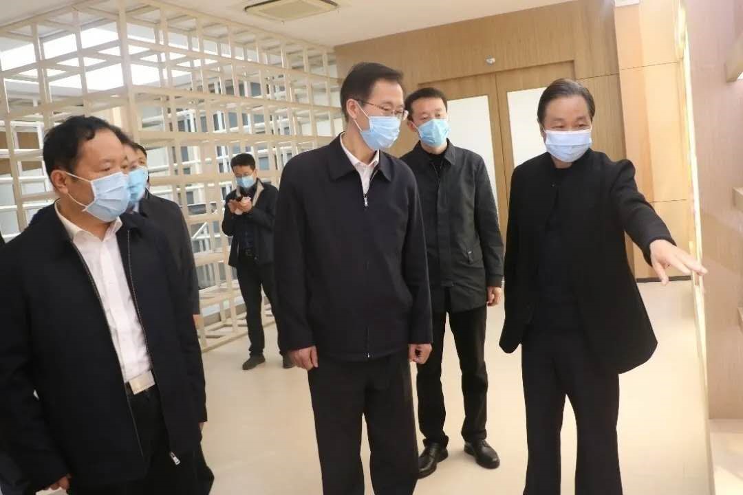 维维集团董事长崔桂亮向庄兆林一行介绍,企业每年组织开展食品安全