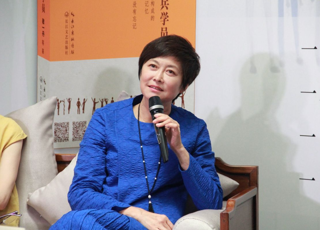 65岁敬一丹直播首秀优雅知性不显老与年轻时形象大不相同