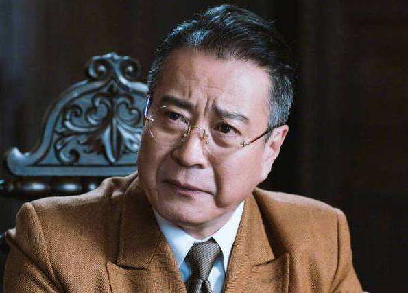 他曾经是文工团团长,因双胞胎儿子得病,不得已成为娱乐圈大佬!