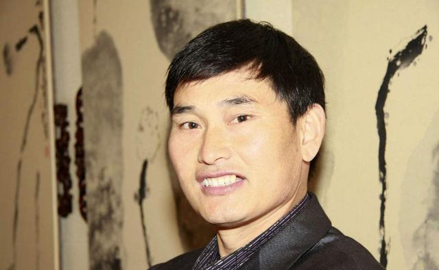 朱之文家门前空无一人,他非常罕见的露出微笑