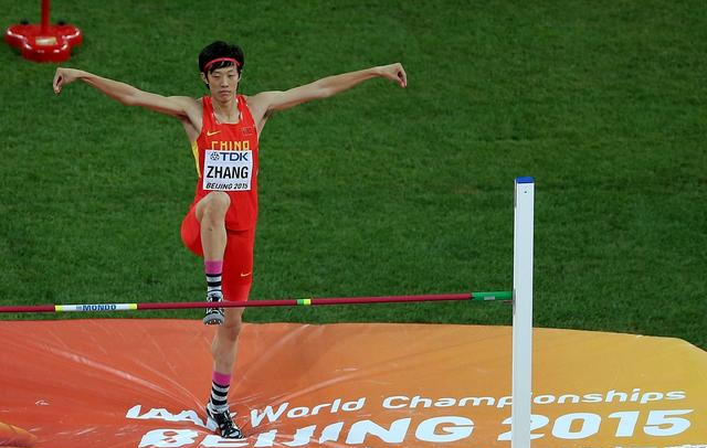 张国伟用脚扣篮,致敬乔丹,退役后已彻底疯狂了