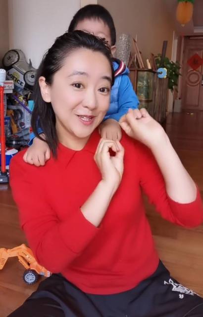 央视主持近况曝光,满脸玻尿酸苹果肌凸出,3岁儿子颜值神似妈妈