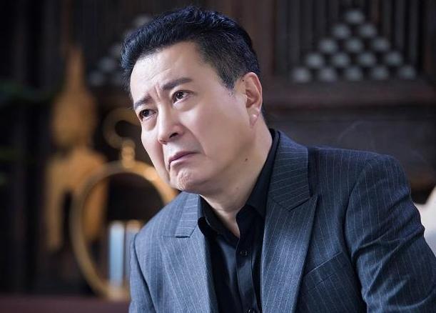 他曾经是文工团团长,因双胞胎儿子得病,不得已成为娱乐圈大佬!