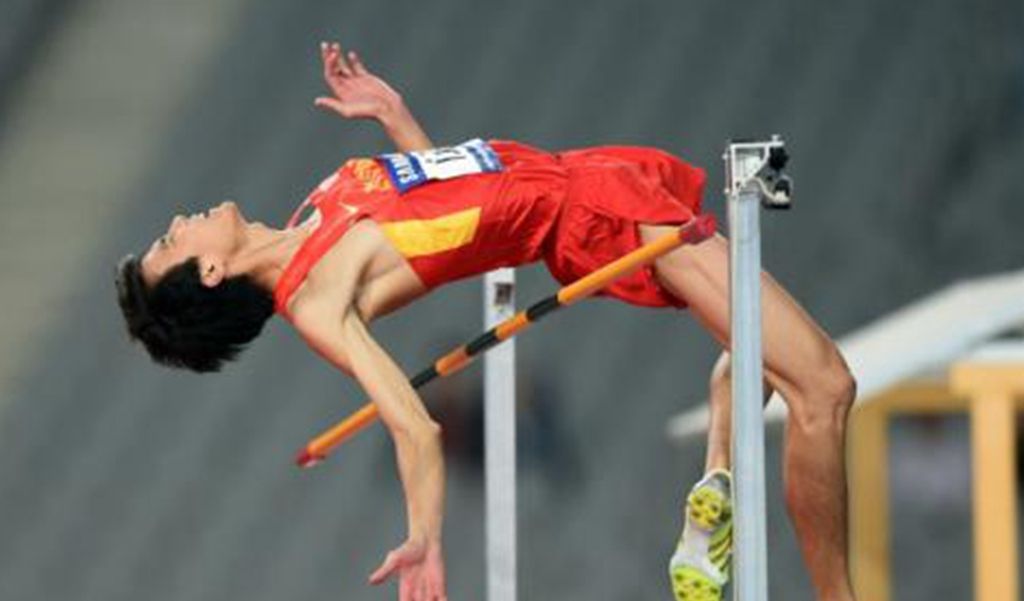 张国伟用脚扣篮不惧跳高小师妹的批评龙吸水不是唯一标签