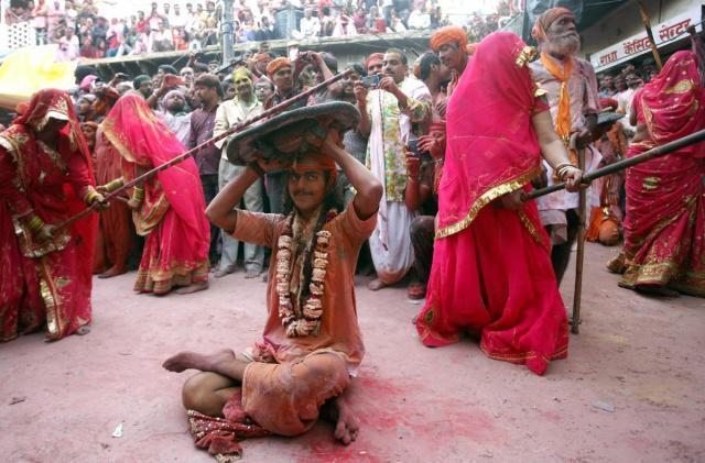 印度奇葩节日当地女性用棍棒鞭打男人而被打男士不能还手