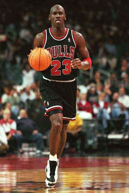 乔丹身高是1米98,不过他臂展达到了2米16,这在后卫里已经是顶级水准.