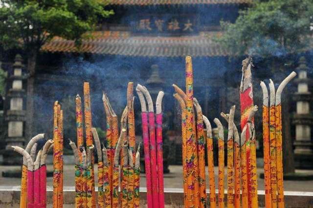 香火旺盛的寺庙:一年收入这么多,最终这些钱会到哪里?|寺庙|年收入|灵隐寺_新浪新闻