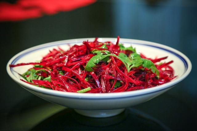 凉拌甜菜根,经典凉拌菜,清甜爽口,常食面色红润有光泽