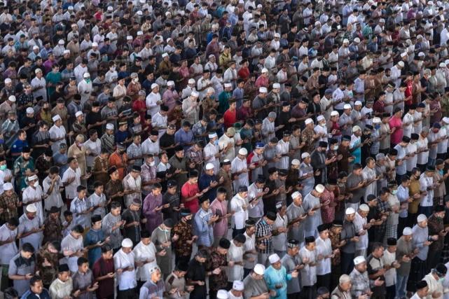 印尼成千上万穆斯林庆祝斋月,现场人群密密麻麻,极少数人戴口罩