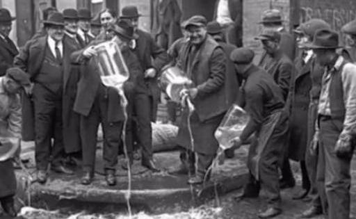 美国商人把牛奶倒掉也不给穷人,是资本主义的丑恶?看完恍然大悟