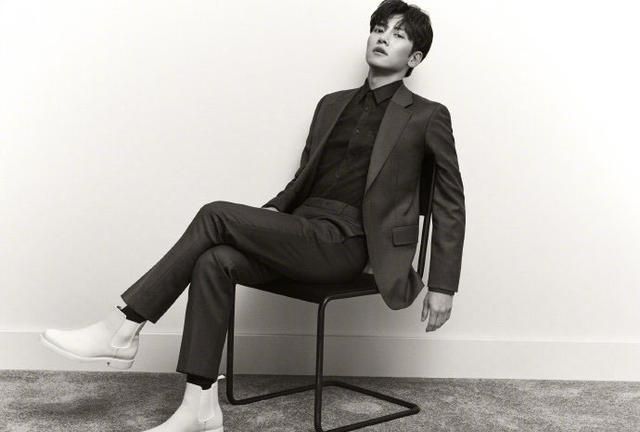 池昌旭ck春季大片,凉拖鞋出镜同样帅的冒泡,这颜值可以舔屏