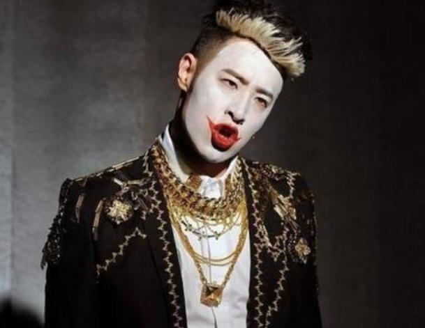 同样是cos小丑本以为小鬼已经够帅了看到蔡徐坤才是眼前一亮