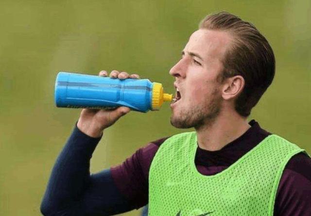 为啥足球运动员喝完饮料后,都会吐出来?那些饮料有这么难喝吗?