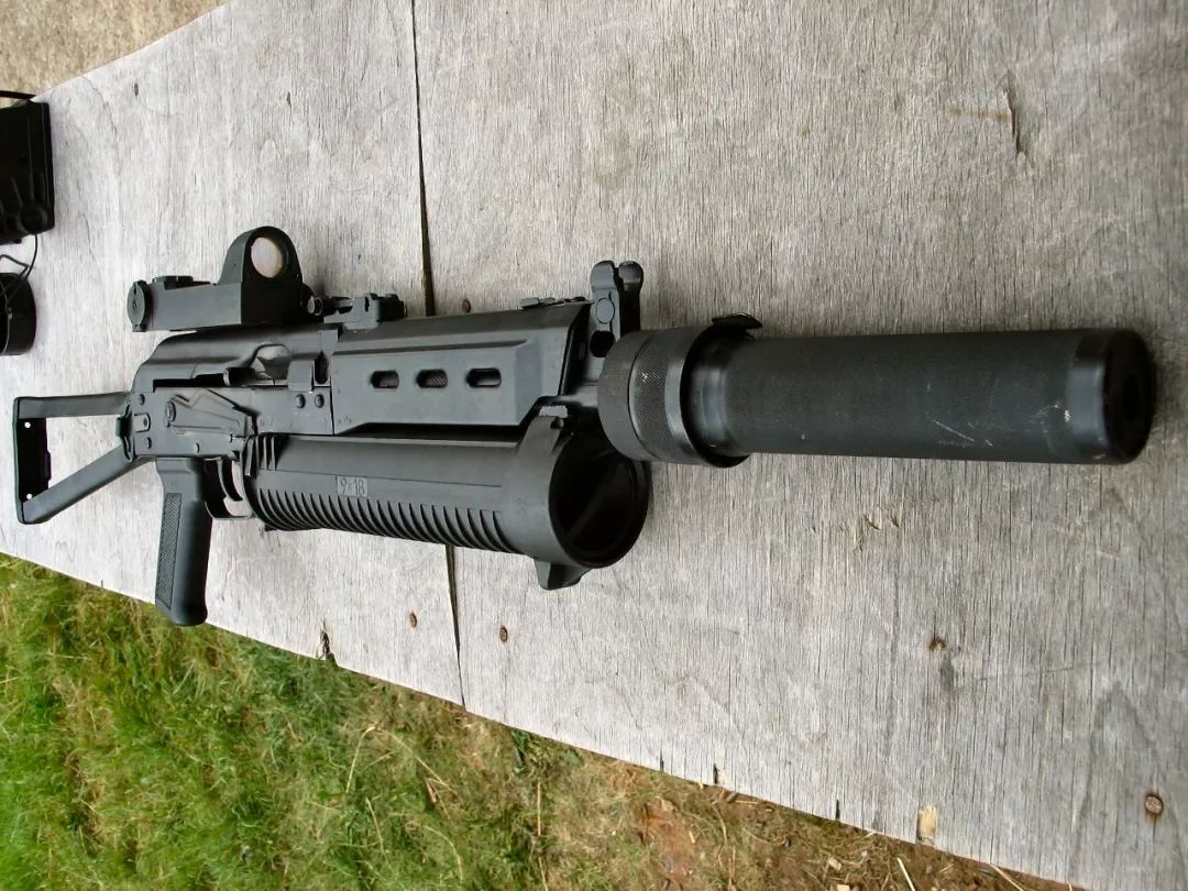 采用奇特螺旋弹筒供弹的pp19冲锋枪能否配得上野牛的称号