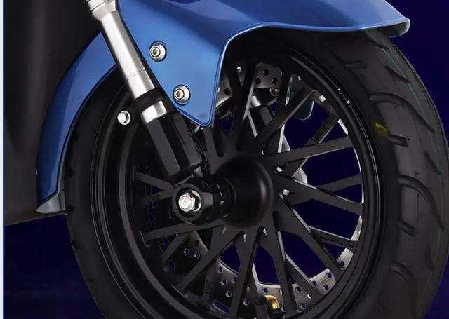 新蕾陆鹰采用的是大盘反碟刹设计,刹车时能够及时刹住,避免车身瞬间