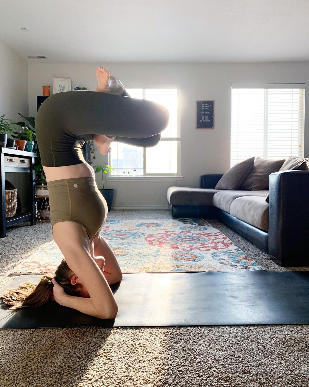 娄艺潇古风写真太美了!穿白色抹胸长裙优雅别致,柔顺长发好温柔