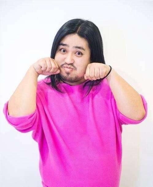 现在的王成思凭借肥胖的身材,油腻的头发,一脸的胡子还有黝黑的脸给