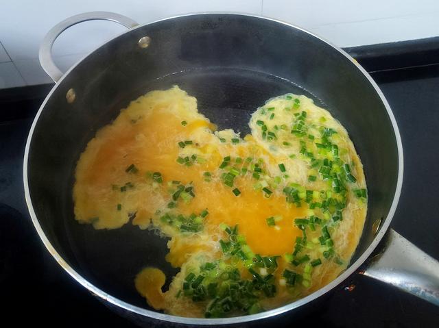 我家炒蛋从不放油,半碗水下锅,炒好的鸡蛋水嫩鲜香,好吃热量低